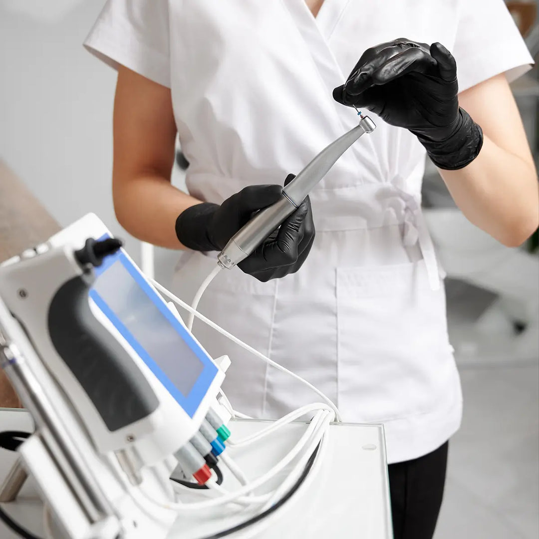 dentist-doctor-hands-holding-dentist-tools-in-dent-2022-05-30-22-51-36-utc (1).webp__PID:da3da9a3-1bd6-4fe7-9ab4-581f8177ec7f