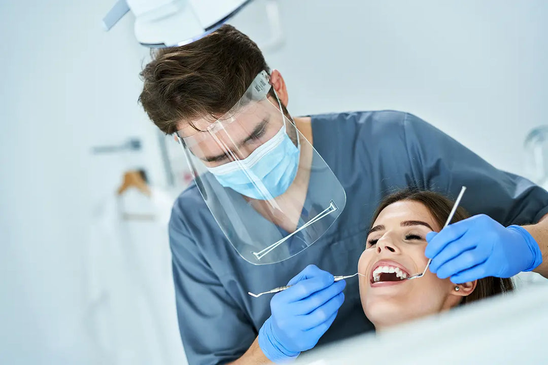 male-dentist-and-woman-in-dentist-office (1).webp__PID:df9ada3d-a9a3-4bd6-9fe7-dab4581f8177